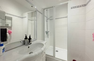 Rent of a 2-room apartment with a balcony and tower view, 48 m², Paris, France